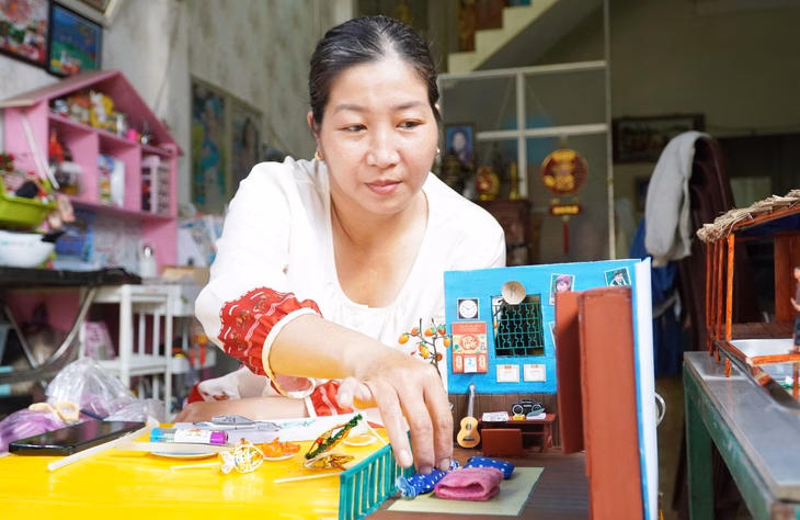 Nghệ nhân tái hiện nhà cổ miền Tây, nuôi tình yêu quê hương cho các thế hệ Chị Phúc tự tay làm và sắp xếp các đồ vật ngăn nắp gọn gàng để giáo dục con cái - Ảnh: THANH HUYỀN