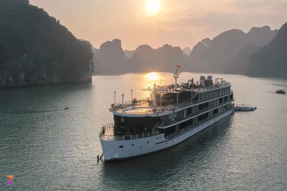 Quảng Ninh nỗ lực lấy lại niềm tin du khách sau vụ lật tàu vịnh Hạ Long Lực lượng chức năng tiến hành khám nghiệm tàu Vịnh Xanh 58 trưa ngày 20/7. Ảnh:
