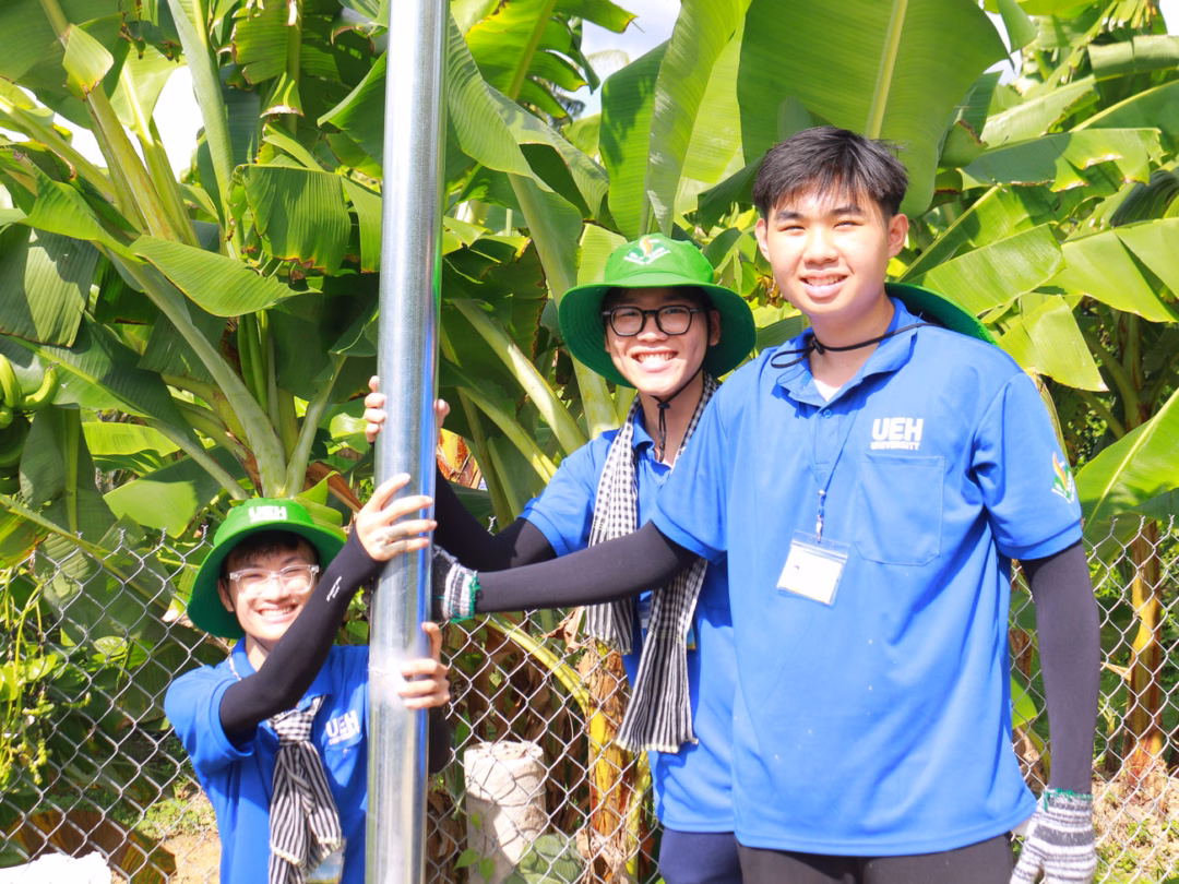 Sinh viên Kinh tế TP.HCM thắp sáng đường quê, học hè cho em nhỏ miền Tây