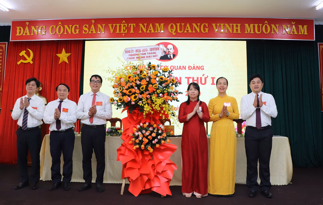 Tam Thắng: Chi bộ Cơ quan Đảng tổ chức Đại hội lần thứ I, nhiệm kỳ 2 Cấp ủy chi bộ các cơ quan Đảng phường Tam Thắng khóa mới ra mắt Đại hội.