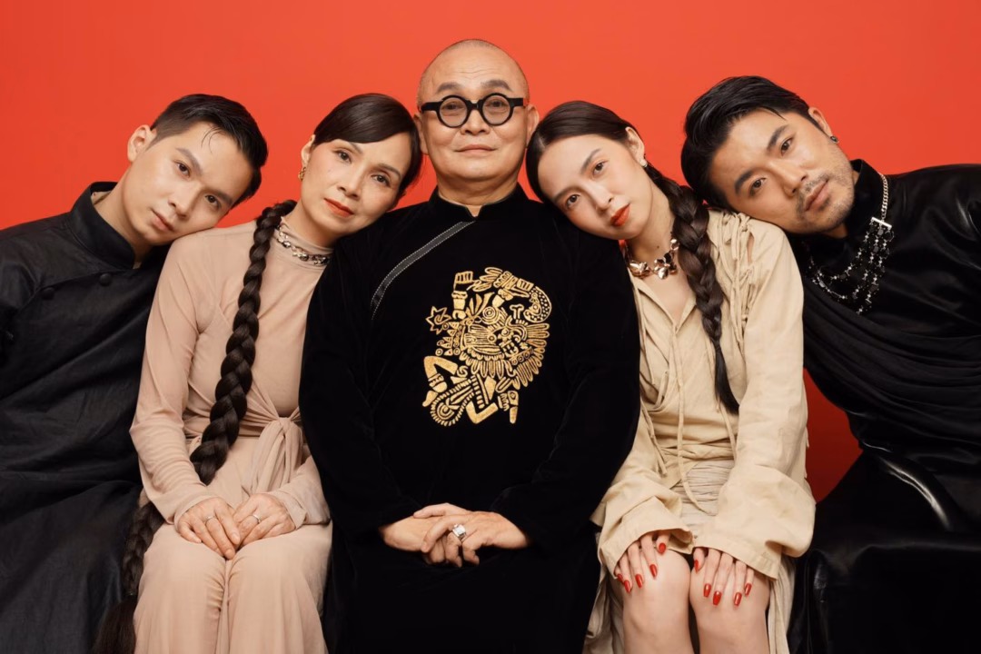 Xuân Hinh hé mở tự truyện: Văn hóa dân gian trong trái tim tôi Nghệ sĩ Xuân Hinh chụp cùng vợ, vợ chồng con gái và con trai. Ảnh: FBNV