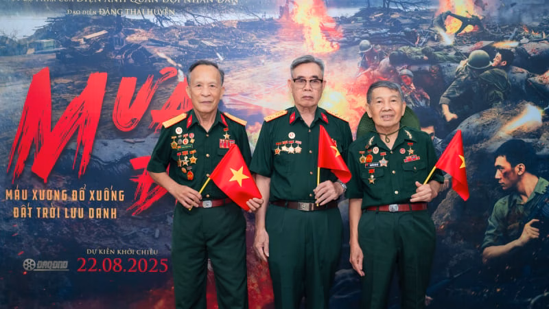 Xuân Hinh hé mở tự truyện: Văn hóa dân gian trong trái tim tôi
3 cựu chiến binh thành cổ Quảng Trị khóc nghẹn khi thấy bóng dáng của mình và đồng đội trong phim “Mưa đỏ”