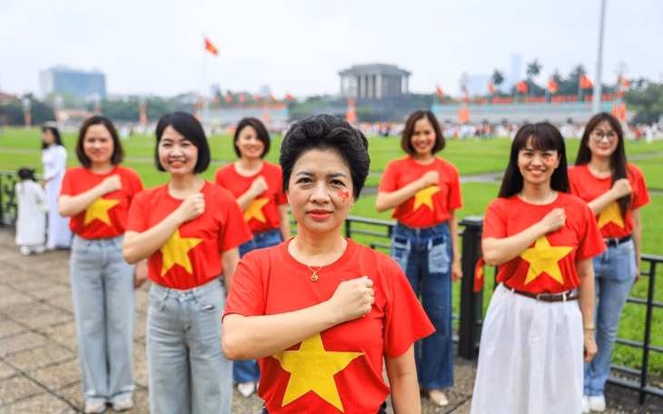 Hơn 10.000 người tham gia chương trình nghệ thuật đặc biệt ‘Dưới cờ vinh quang’ Phiên đổi gác tại Lăng Bác sẽ lên sóng truyền hình trực tiếp ‘Dưới cờ vinh quang’ - Ảnh 4.