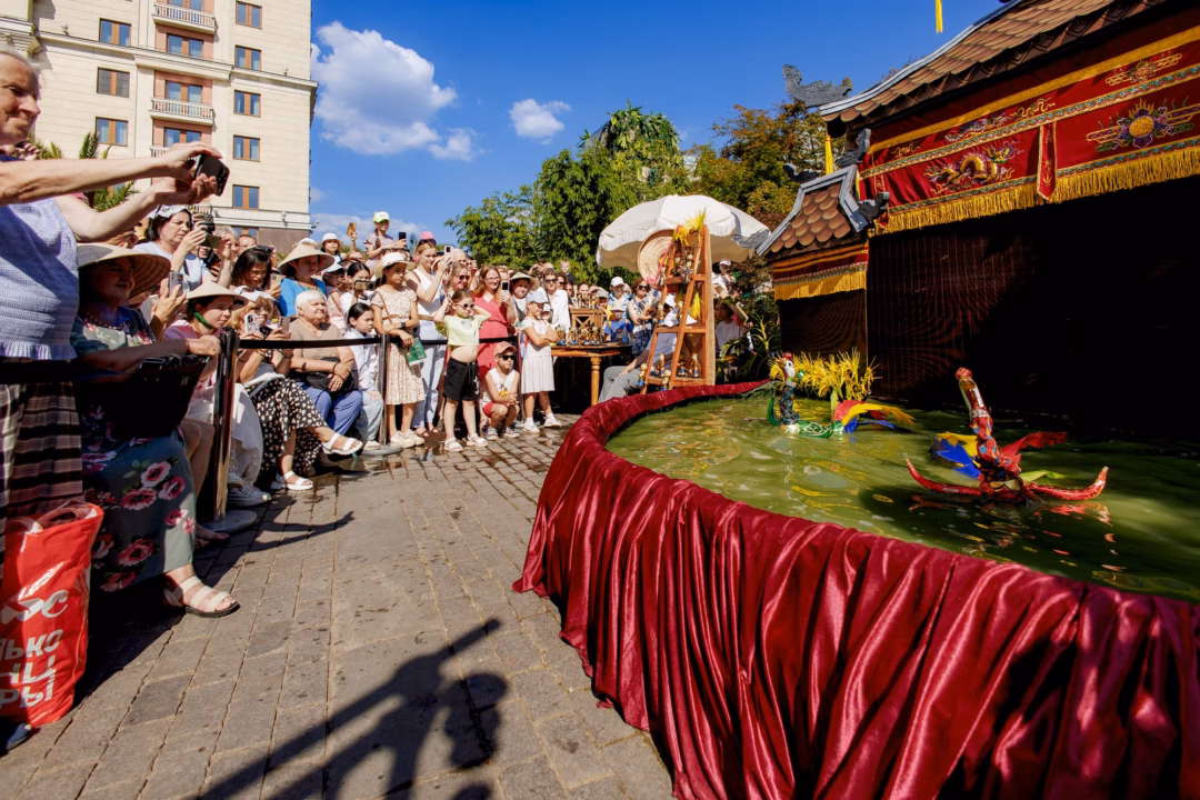 Khách Nga sẵn sàng chờ đợi và liên tục vỗ tay khi xem 1 loại hình nghệ thuật độc đáo của Việt Nam: Mỗi ngày chỉ có đúng 6 suất diễn- Ảnh 5.