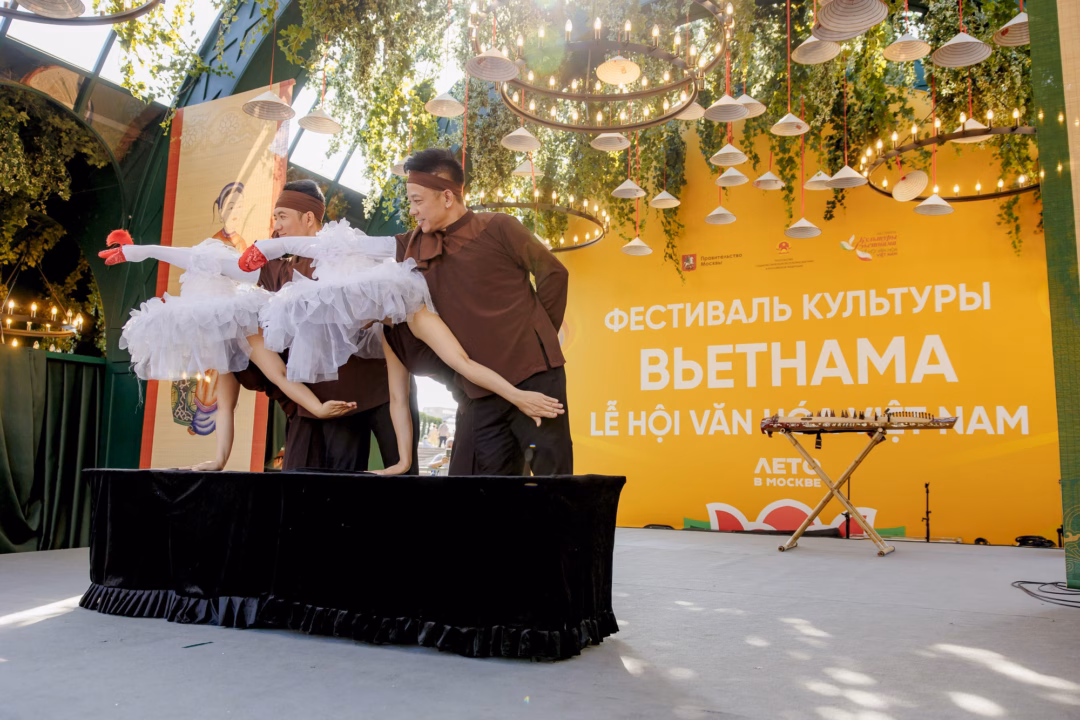 Khách Nga sẵn sàng chờ đợi và liên tục vỗ tay khi xem 1 loại hình nghệ thuật độc đáo của Việt Nam: Mỗi ngày chỉ có đúng 6 suất diễn- Ảnh 7.