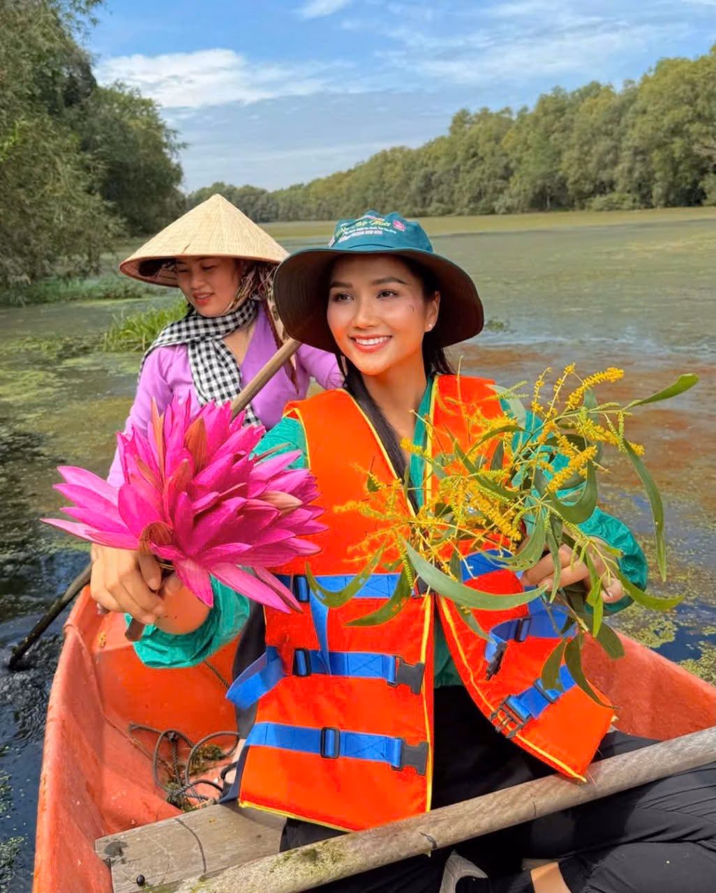 Du khách H’Henie giữa sắc xanh miên man của rừng ngập nước Đồng Tháp Mười. “Đồng Tháp Mười không chỉ cần được bảo tồn, mà còn cần được truyền cảm hứng để bước vào kỷ nguyên truyền thông số, sáng tạo, và đột phá trải nghiệm”