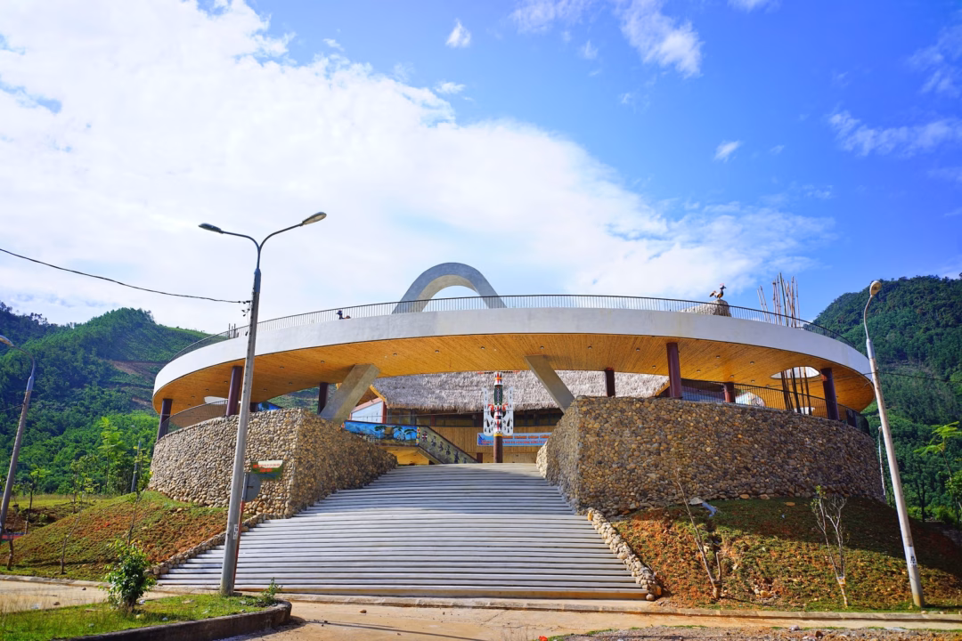 Trung tâm Văn hóa du lịch cộng đồng Tà Lang - Giàn Bí được thiết kế mang vẻ đẹp đặc sắc, độc đáo, sáng tạo và hài hòa trong tổng thể của khu vực. Ảnh: XUÂN SƠN