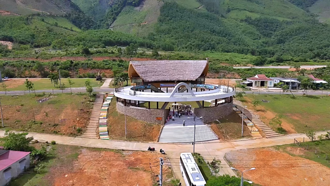 Hình ảnh cây nêu và mái nhà Gươl của Cơ Tu tại Trung tâm Văn hóa du lịch cộng đồng Tà Lang - Giàn Bí. Ảnh: XUÂN SƠN