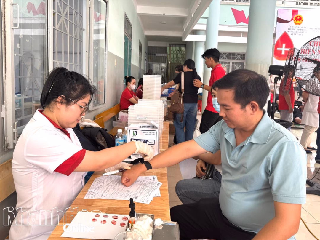 Người dân tham gia hiến máu khẩn cấp tại chương trình
