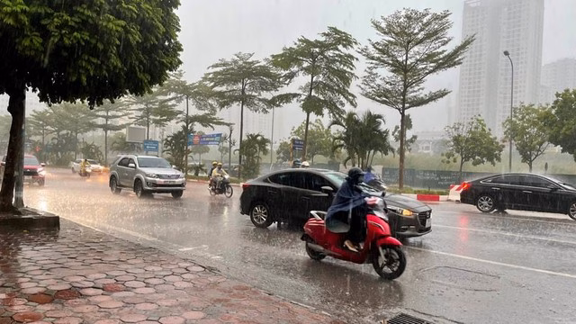 Nắng nóng miền Bắc sắp dịu nhiệt nhờ mưa dông xuất hiện.