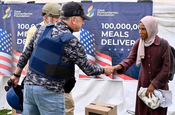 Ông Witkoff trong chuyến thăm điểm phân phối lương thực viện trợ tại Gaza ngày 1-8 - Ảnh: REUTERS