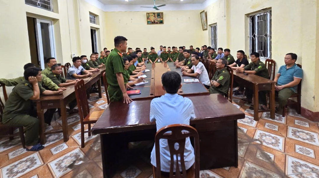 Thiếu tá Vũ Văn Nam - Trưởng Công an xã Lạc Phượng triển khai phương án phòng chống bão số 3/2025