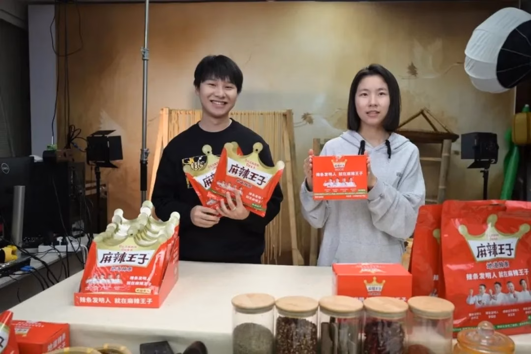 Trương Tử Long tham gia các buổi bán hàng của công ty (Ảnh: Enanyang).