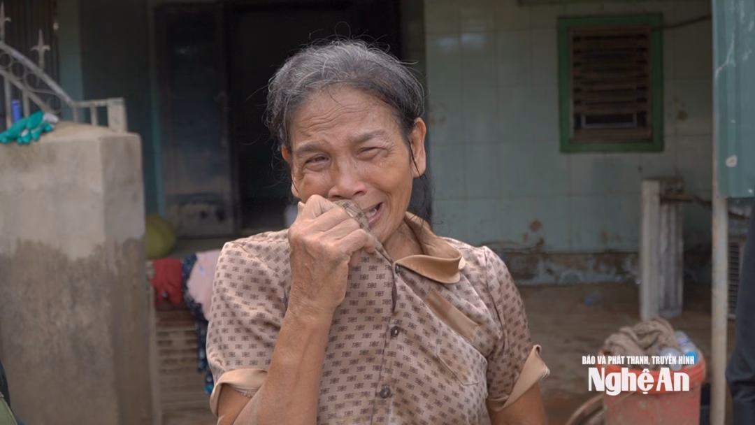 Bà Phương nghẹn ngào trước ngôi nhà bị lũ tàn phá.