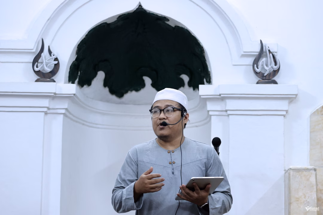 Imam Hussein là người đang trực tiếp điều hành các việc liên quan đến lễ nguyện, đào tạo giáo lý, giáo luật tại Thánh đường Hồi giáo Al-Noor