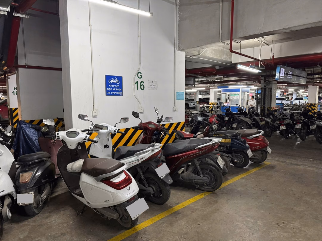 Một hầm chung cư có khu vực dành riêng cho sạc pin xe điện - Ảnh: HOÀNG VŨ