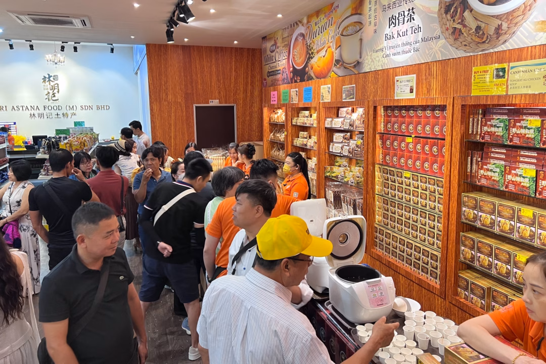 Du khách Việt Nam trải nghiệm sản phẩm du lịch tại Malaysia. Ảnh: Khánh Huy