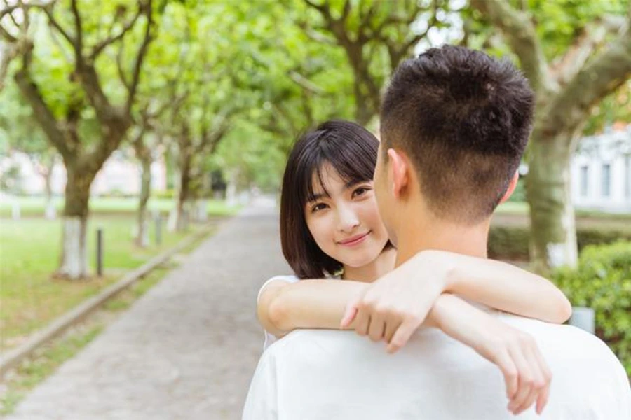 Mối quan hệ mơ hồ được hiểu là một kiểu tình cảm vượt trên tình bạn, nhưng dưới tình yêu.