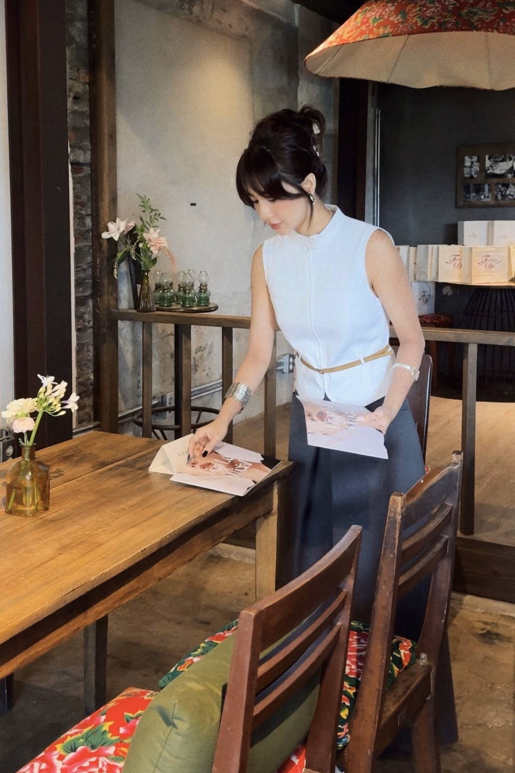 Diệp Lê nhận quà từ các nhãn hàng Diệp Lê nhận quà từ các nhãn hàng