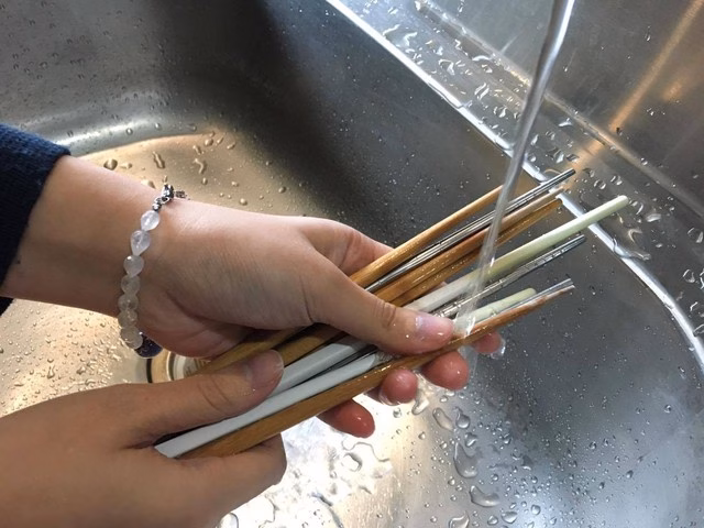Rửa đũa sai cách có thể dẫn đến sự tích tụ vi khuẩn và nấm mốc Rửa đũa sai cách có thể dẫn đến sự tích tụ vi khuẩn và nấm mốc