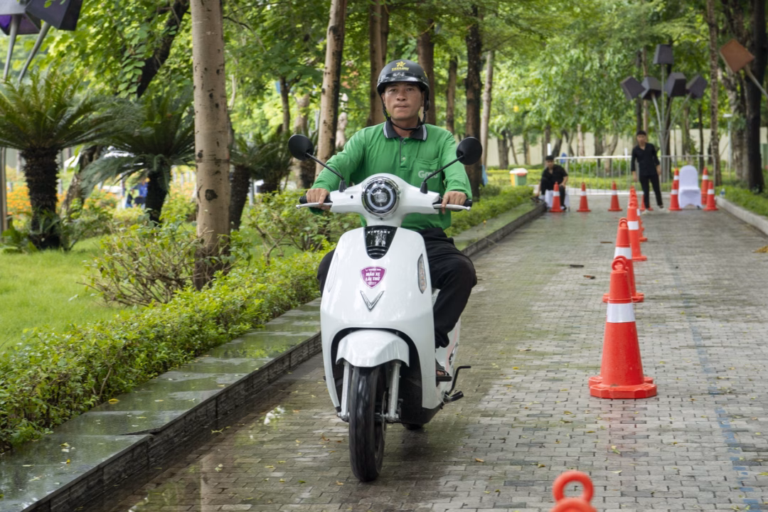 Anh Lê Viết Tiến đổi sang xe máy điện VinFast Anh Lê Viết Tiến đổi sang xe máy điện VinFast