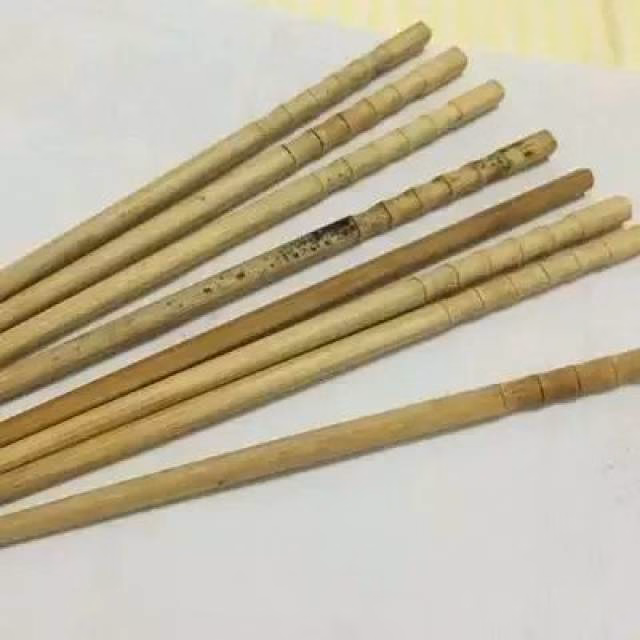 Thớt và đũa mốc