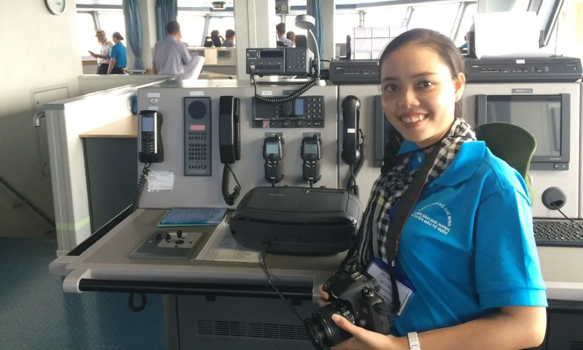Phóng viên Kim Ngân tác nghiệp Phóng viên Kim Ngân tác nghiệp trong chuyến công tác tại Trường Sa