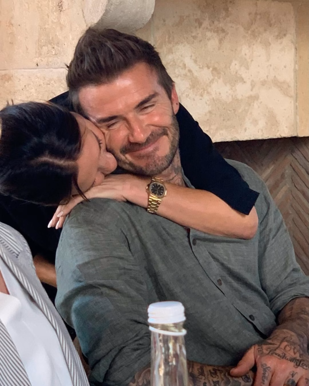 Victoria ôm hôn chồng ngọt lịm mừng David Beckham được phong tước