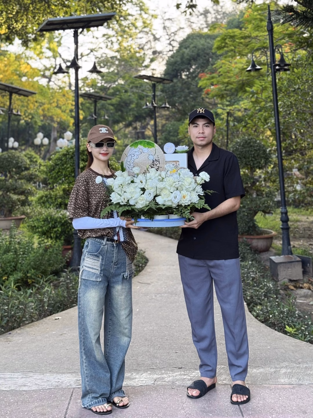 Đức Huy và Huyền Trang cùng đi lễ Đức Huy và Huyền Trang cùng đi lễ