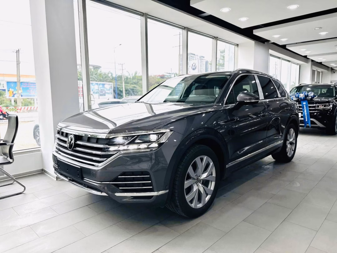 Volkswagen Touareg đang trải qua một đợt giảm giá chưa từng có tại Việt Nam, khiến nhiều người tiê Volkswagen Touareg đang trải qua một đợt giảm giá chưa từng có tại Việt Nam, khiến nhiều người tiê