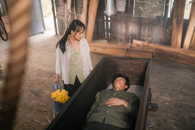 Cảnh nằm trong quan tài gỗ