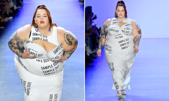 Tess Holliday trình diễn trên sàn catwalk Tess Holliday - Người mẫu ngoại cỡ nổi tiếng