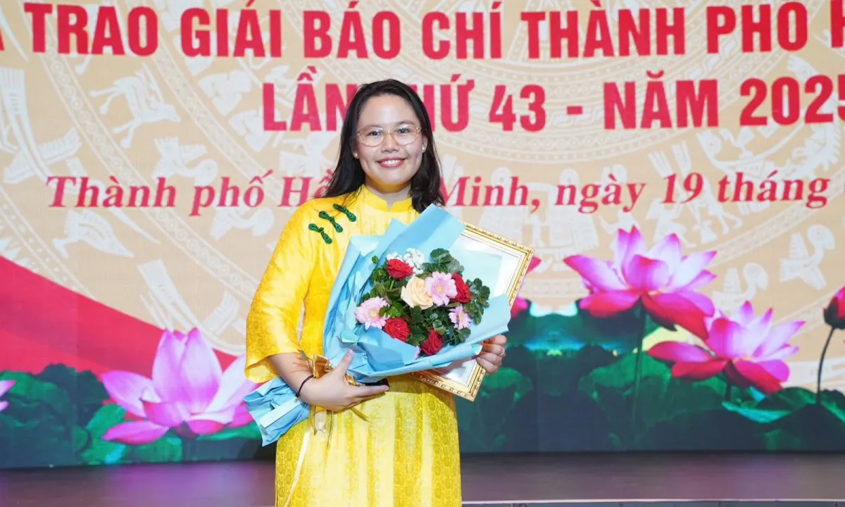 Phóng viên Hoàng Thanh nhận giải thưởng Phóng viên Hoàng Thanh nhận giải thưởng Báo chí TPHCM 2025