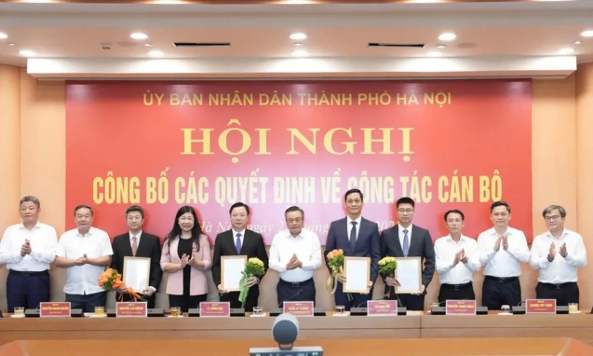 Lãnh đạo Hà Nội trao quyết định cho cán bộ mới Lãnh đạo Hà Nội trao quyết định cho cán bộ mới