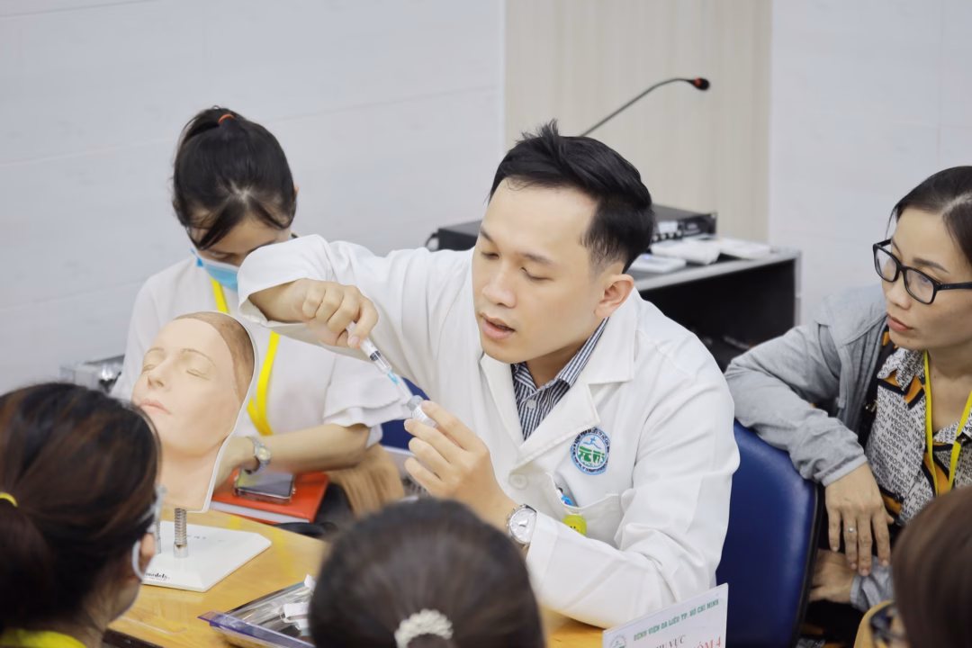 Bác sĩ Phan Ngọc Huy Bác sĩ Phan Ngọc Huy tư vấn chăm sóc da