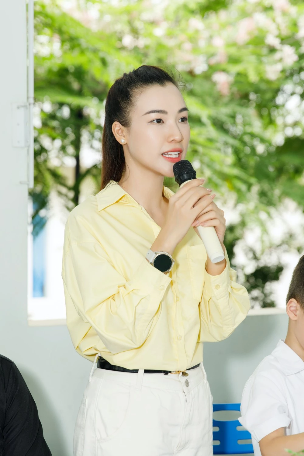 Á hậu Hoàng Oanh xúc động hội ngộ các em nhỏ khuyết tật tại Tây Ninh sau 10 năm Á hậu Hoàng Oanh và các em nhỏ tại Tây Ninh