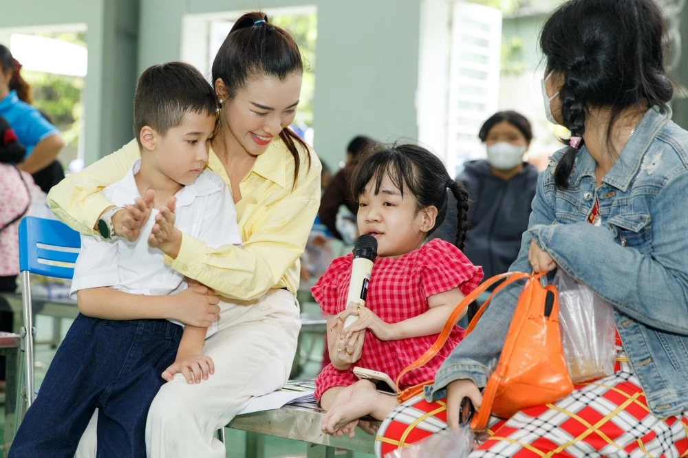Á hậu Hoàng Oanh trao quà Á hậu Hoàng Oanh trao quà cho các em nhỏ
