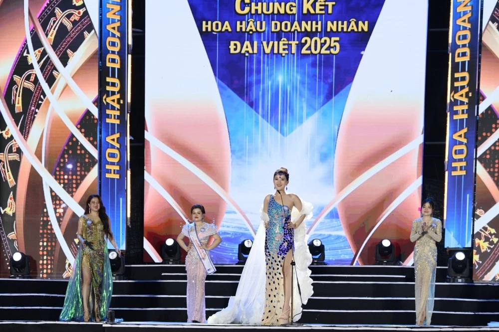 Điểm nhấn giúp cô đăng quang thuyết phục chính là phần thi ứng xử với câu hỏi chung từ Chủ tịch Miss VietNam Business Đặng Gia Bena Điểm nhấn giúp cô đăng quang thuyết phục chính là phần thi ứng xử với câu hỏi chung từ Chủ tịch Miss VietNam Business Đặng Gia Bena