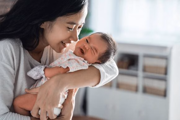 Trẻ được bế và trẻ tự chơi Trẻ được bế và trẻ tự chơi