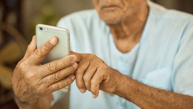 Nghe con trai nói 'Bố mẹ có lương hưu rồi, đừng gây chuyện'