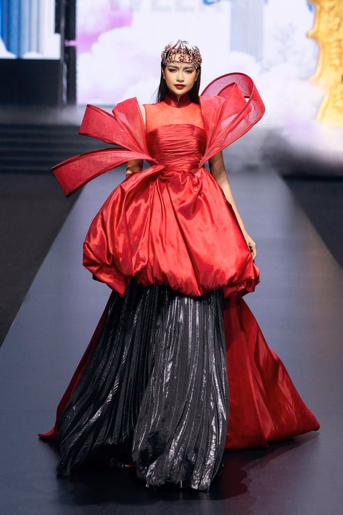 Hoa hậu Ngọc Châu catwalk thần thái trong show diễn của NTK Thanh Hương Bùi