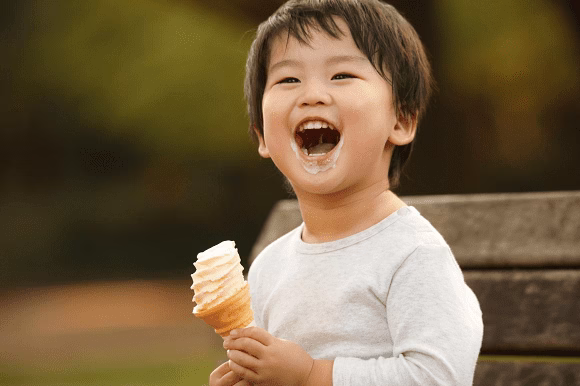 Hạn chế cho trẻ ăn vặt Trẻ ăn vặt