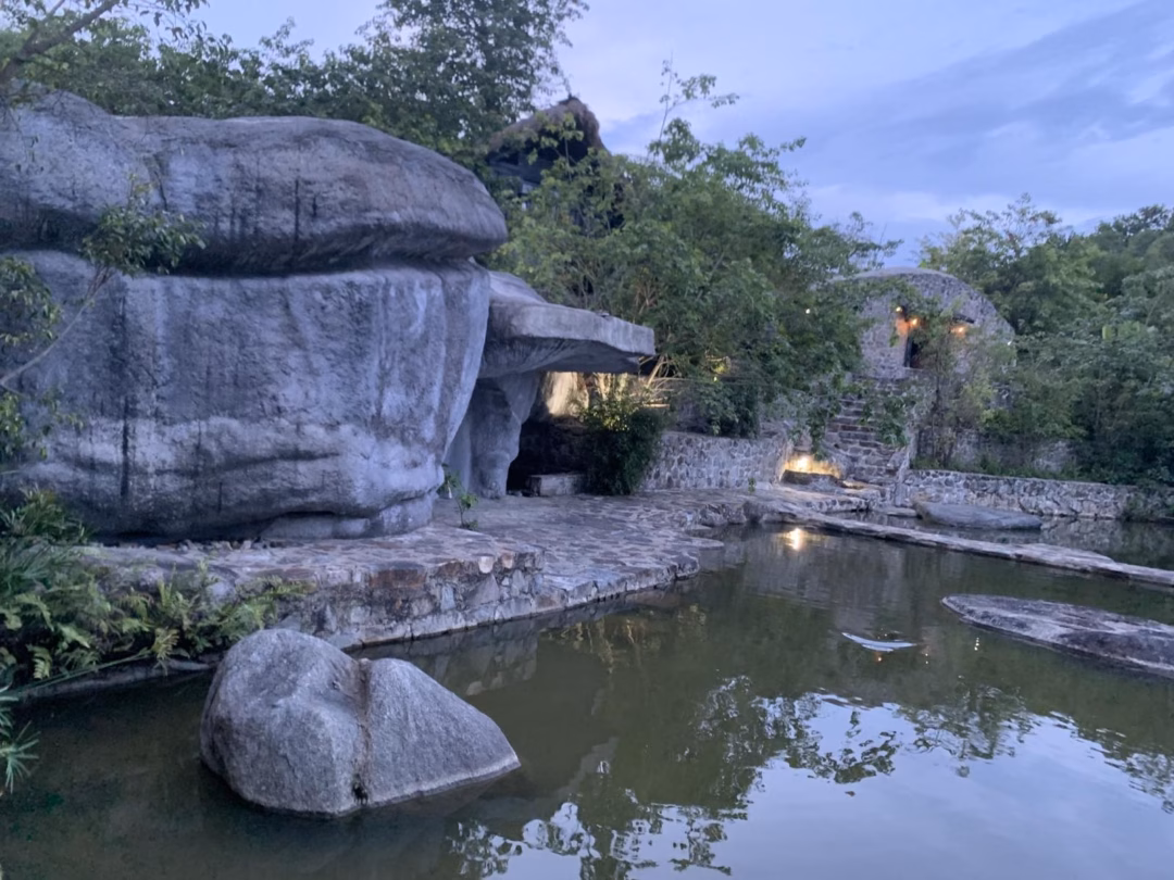 Phía ngoài hang đá nơi ông Đặng Lê Nguyên Vũ ở ẩn Phía ngoài hang đá nơi ông Đặng Lê Nguyên Vũ ở ẩn