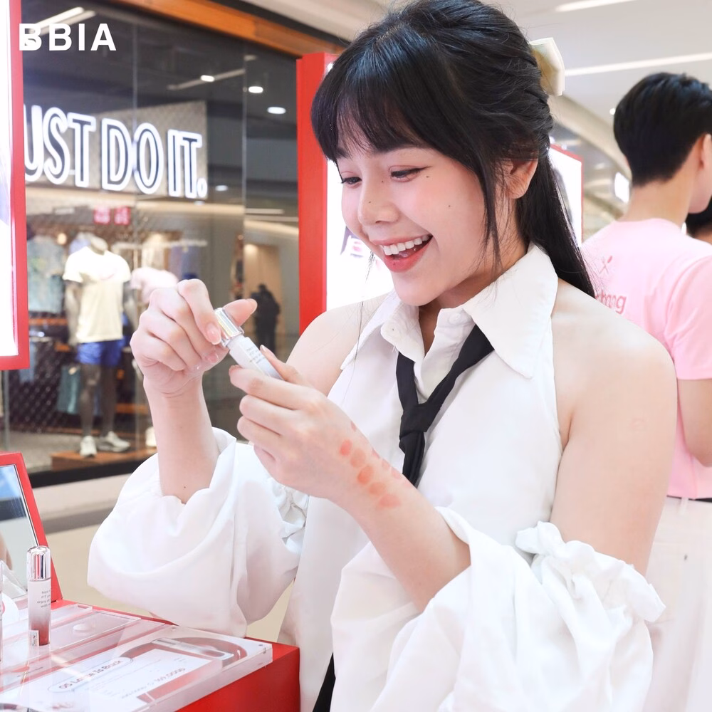 Influencer và sản phẩm Mukbang Edition Influencer tham gia trải nghiệm và chụp ảnh với sản phẩm Mukbang Edition tại Pop-Up Store