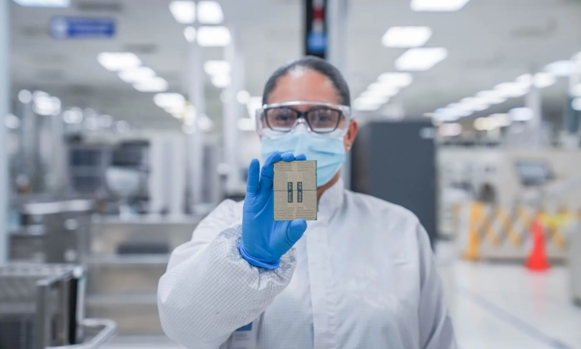 Intel Xeon6 Công nhân nhà máy ở Costa Rica trưng bày bộ xử lý Intel Xeon6