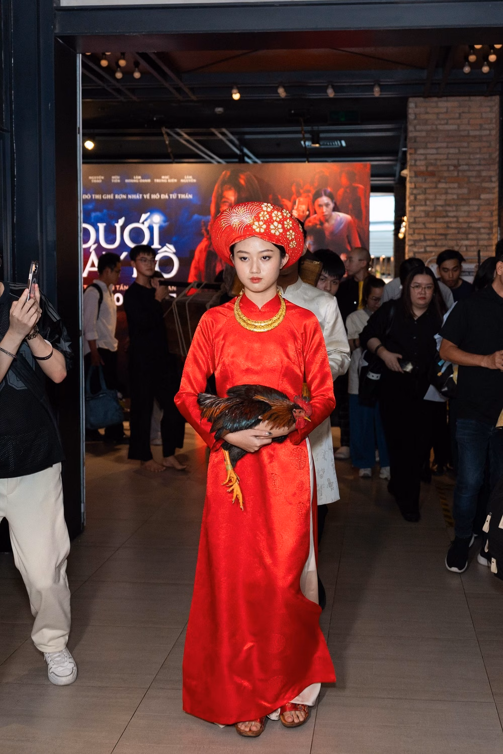 Buổi showcase tái hiện phân cảnh nghi thức đón dâu Quốc Trường và dàn diễn viên tại buổi showcase