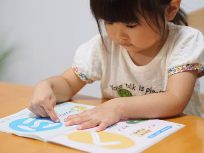 Trẻ em hay ném đồ chơi, hét to là cách con khám phá và học hỏi