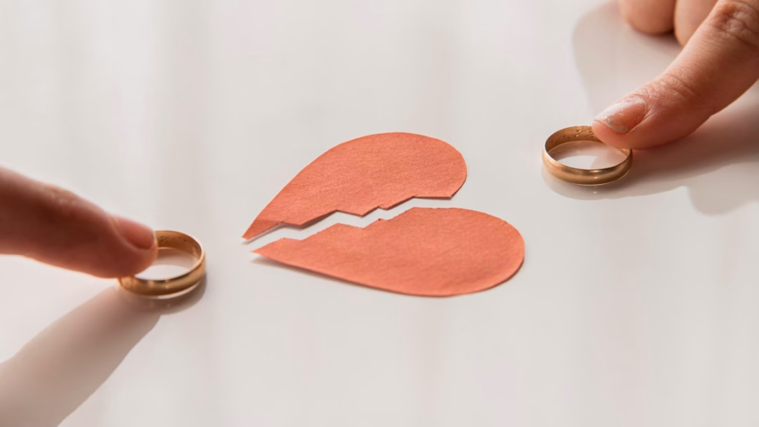 Cặp đôi ly hôn nhưng vẫn ở chung nhà Ly hôn nhưng vẫn sống chung nhà, người phụ nữ bị chê