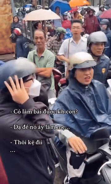 Khoảnh khắc ấm áp giữa mẹ và con Nữ sinh và mẹ sau kỳ thi