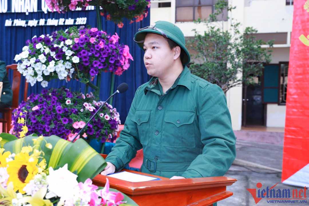 Tân binh Thế Sơn phát biểu trong buổi lễ giao nhận quân Tân binh Thế Sơn phát biểu trong buổi lễ giao nhận quân